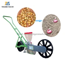 Maža svogūnų sodinimo mašina